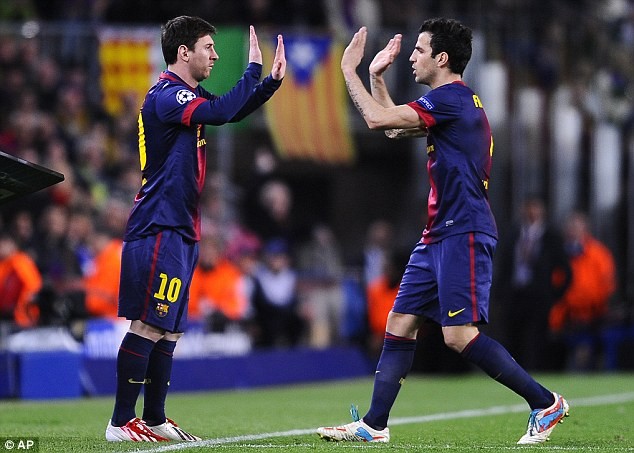 Sau đó, siêu sao Messi cũng được HLV Tito tung vào sân thay Fabregas...